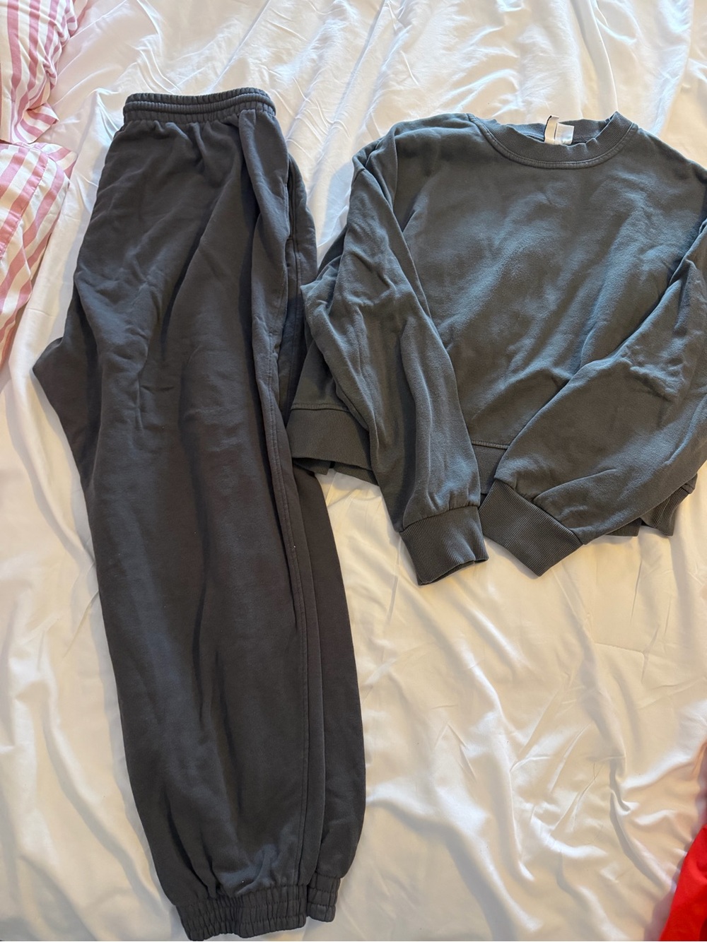 Women’s cropped sweat outfit